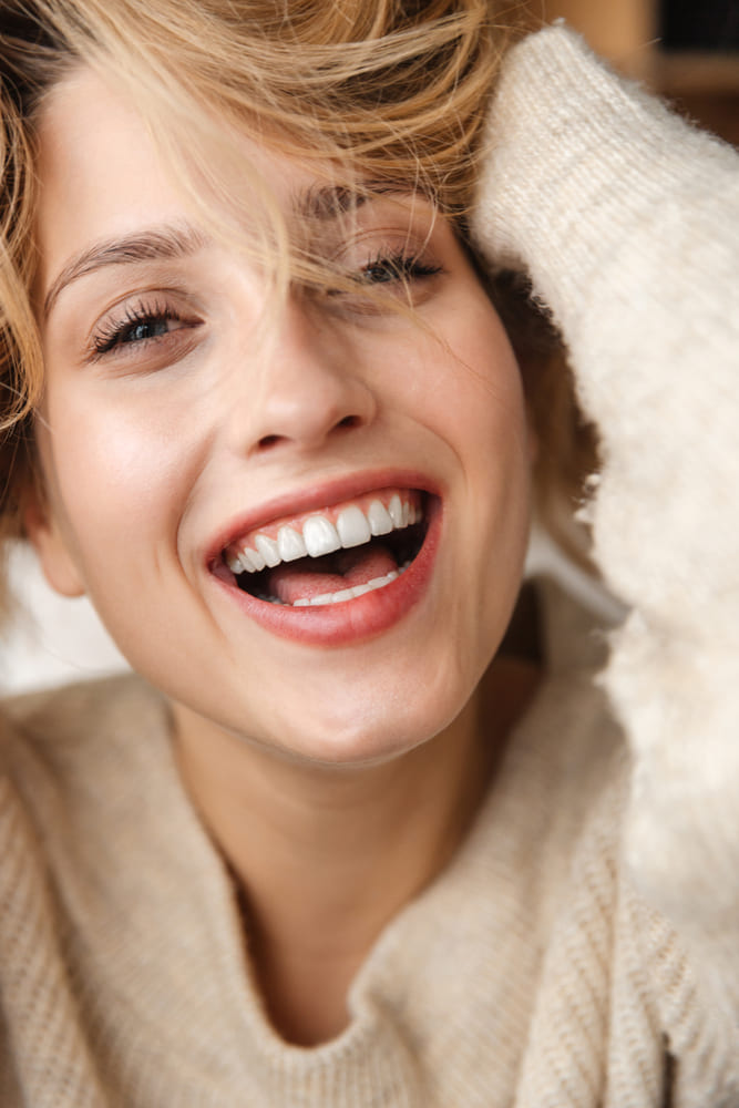 Il sorriso di una bella donna, un sorriso che emana sicurezza e serenità.