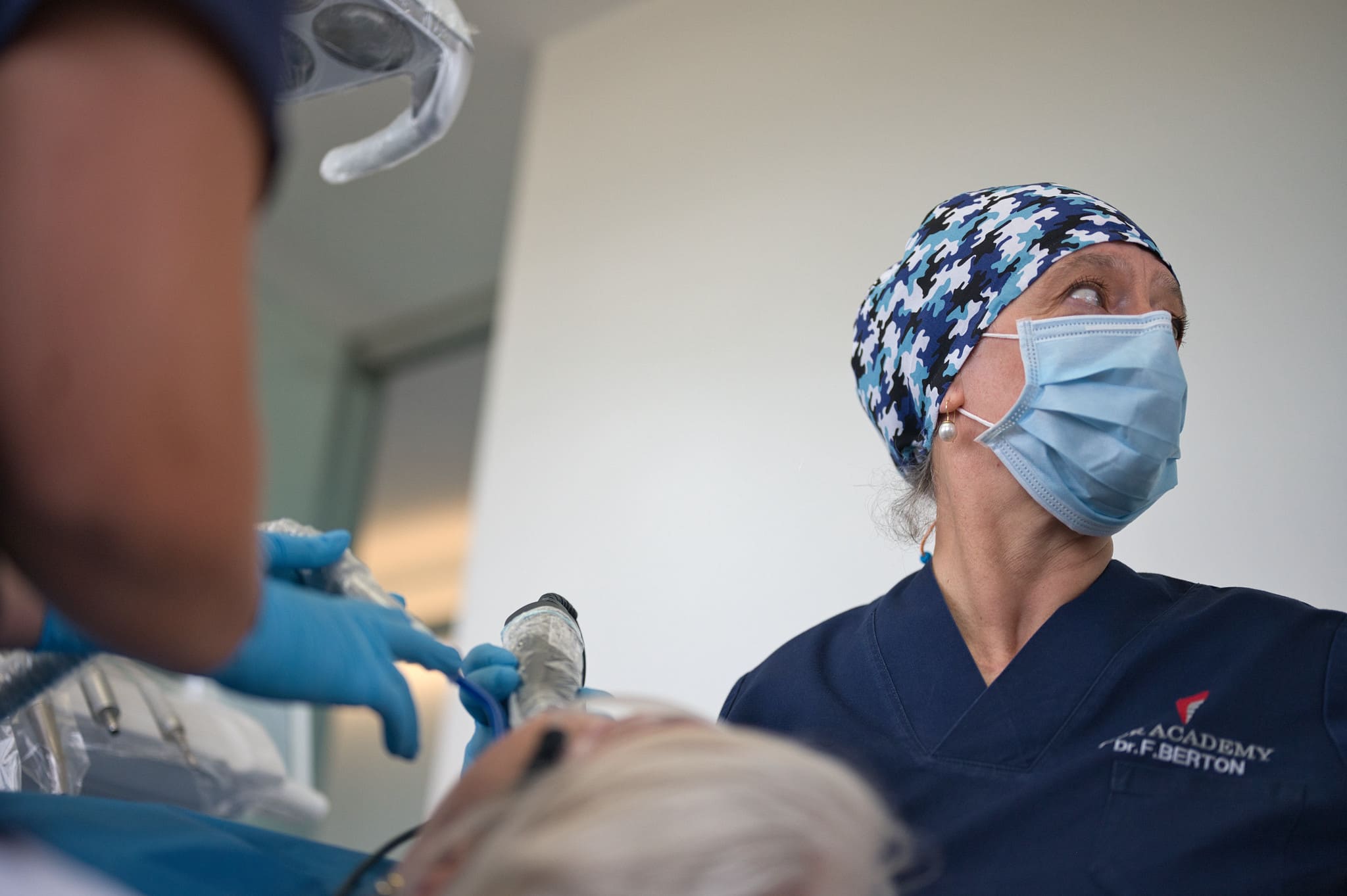 Hai male ai denti - Treviso - Immagine della dottoressa Berto che cura un paziente.
